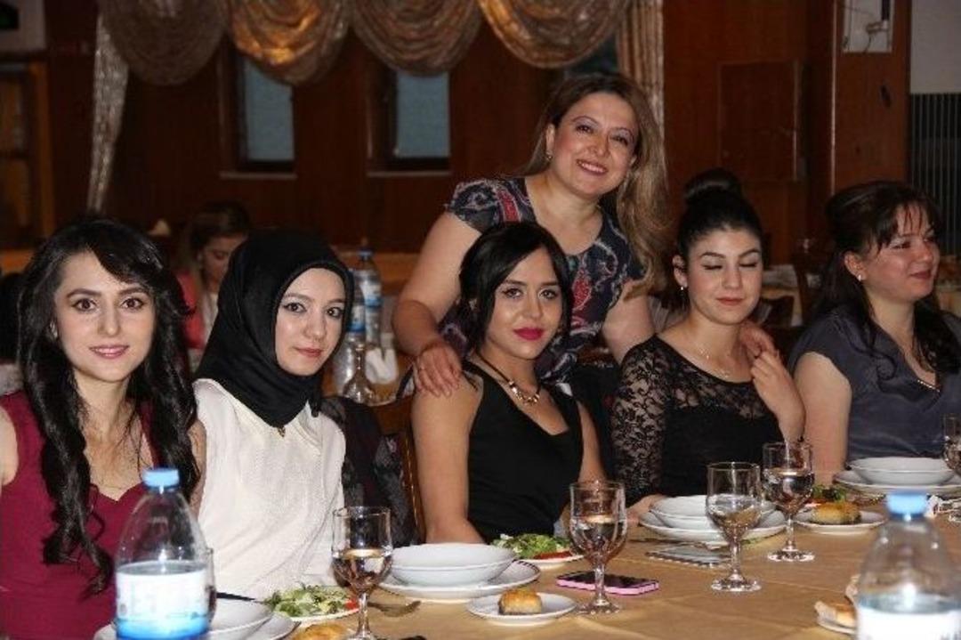 D&uuml;nyam Hastanesi Hemşireleri Yemekte Bir Araya Geldi