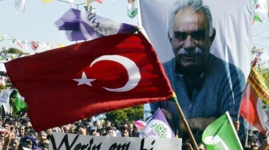 Hdp Mitinginde &Ouml;calan Posteri A&ccedil;ıldı, T&uuml;rk Bayrağı Sallandı