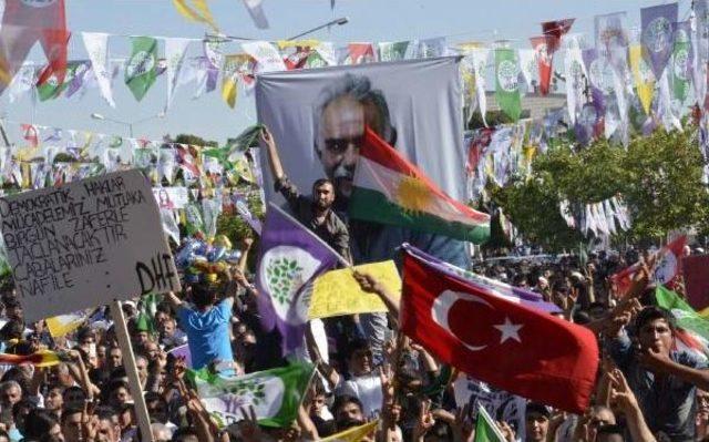 Hdp Mitinginde Öcalan Posteri Açıldı, Türk Bayrağı Sallandı