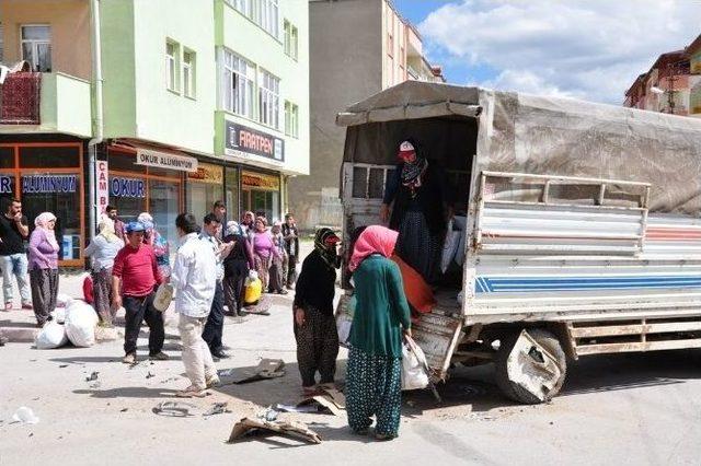 Tarım İşçilerini Taşıyan Kamyonetle Otomobil Çarpıştı: 5 Yaralı