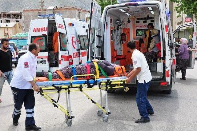 Tarım İşçilerini Taşıyan Kamyonetle Otomobil Çarpıştı: 5 Yaralı