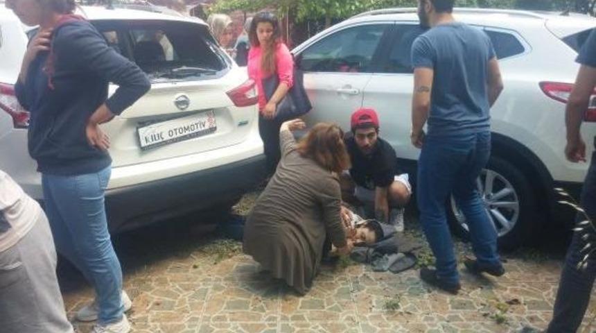 Kaldırımdaki Yayaların Arasına Daldı