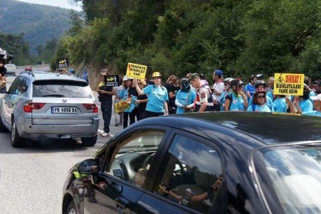 Fransız Bisikletçinin Ölümü Protesto Edildi (2)