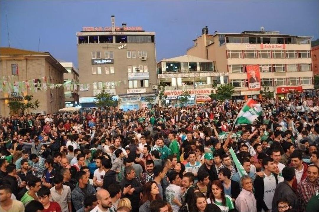 Giresun&rsquo;da Taraftarlar Sokaklara D&ouml;k&uuml;ld&uuml;