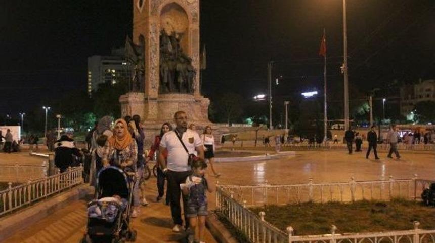 Taksim Meydanı Ara&ccedil; Ve Yaya Trafiğine A&ccedil;ıldı