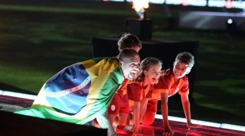 Olcan Adın, Tt Arena'ya Ahmet Kaya Şarkısıyla &Ccedil;ıktı