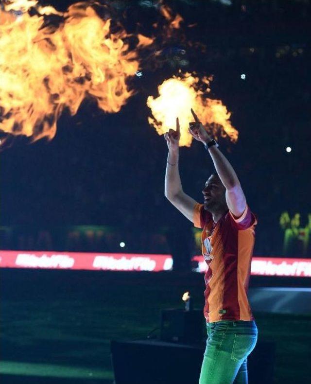 Olcan Adın, Tt Arena'ya Ahmet Kaya Şarkısıyla Çıktı