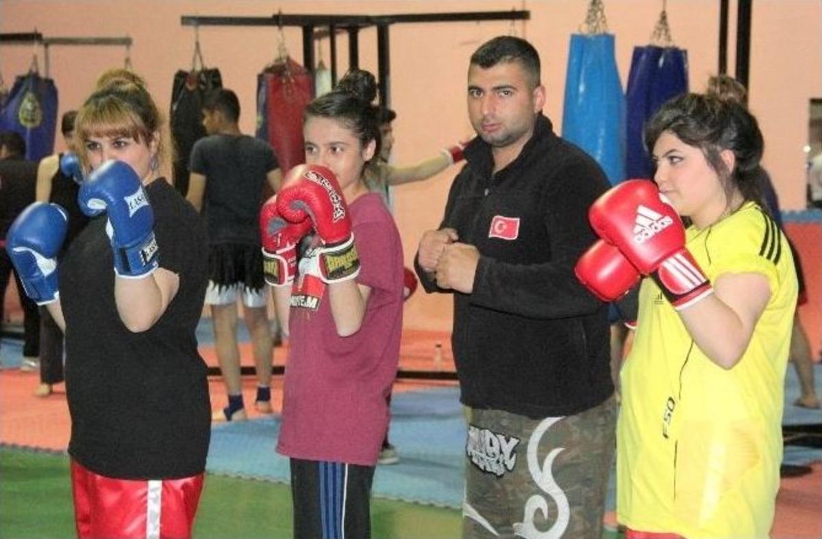 Kadınlar Kendilerini Şiddete Karşı Kick Boksla Koruyacak