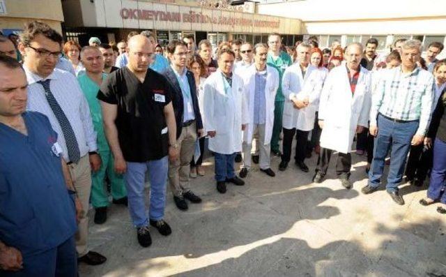 Hastane Çalışanları Doktora Kurşunu Protesto Etti