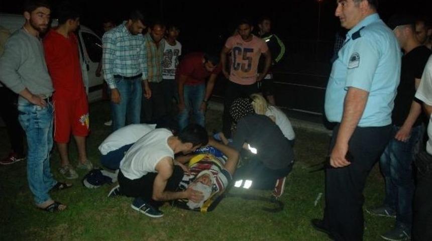 Yoldan &Ccedil;ıkan Otomobil, K&ouml;pr&uuml; Korkuluklarına &Ccedil;arparak Durabildi