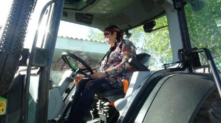 Chp'nin Kadın Adayı At &Uuml;st&uuml;nde Oy Istiyor