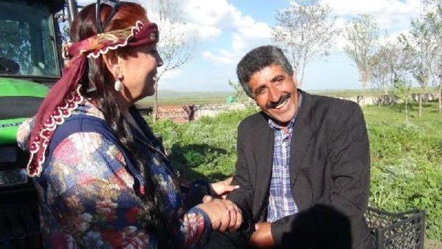 Chp nin Kadın Adayı At &Uuml;st&uuml;nde Oy Istiyor 1