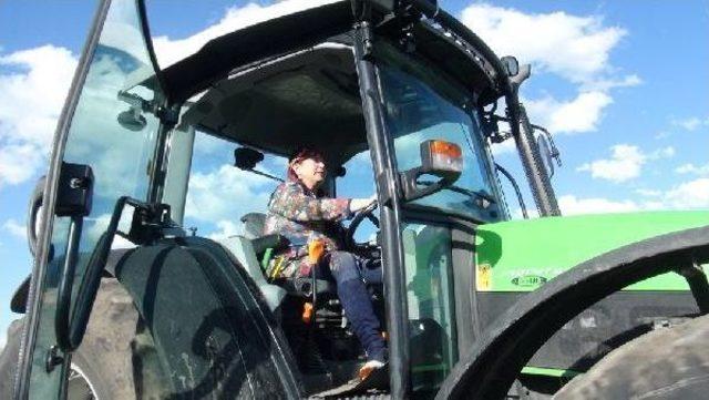 Chp nin Kadın Adayı At &Uuml;st&uuml;nde Oy Istiyor 2