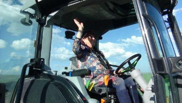 Chp nin Kadın Adayı At &Uuml;st&uuml;nde Oy Istiyor 3