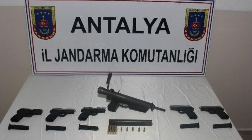 Antalya&rsquo;da Bir Otomobilde Uzun Namlulu Silah Ele Ge&ccedil;irildi