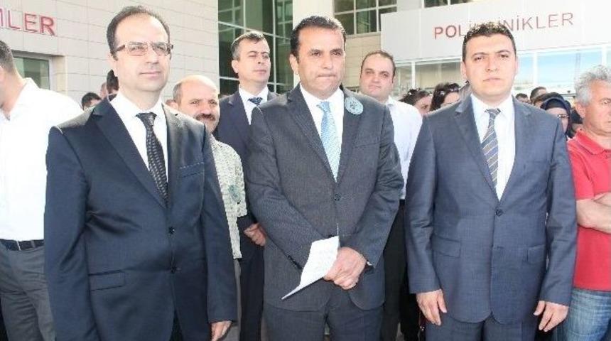 Doktorlardan Sağlık &Ccedil;alışanlarına Şiddete Alkışlı Tepki