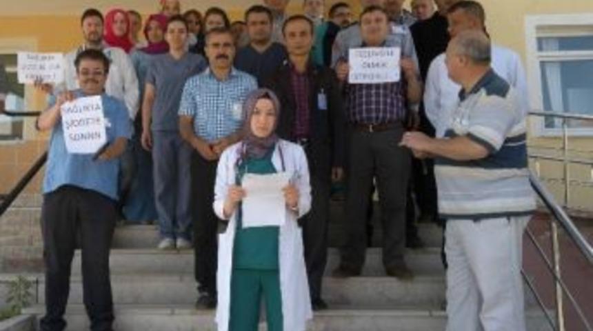 Sağlık &Ccedil;alışanları &Ouml;ld&uuml;r&uuml;len Doktor İ&ccedil;in İş Bıraktı