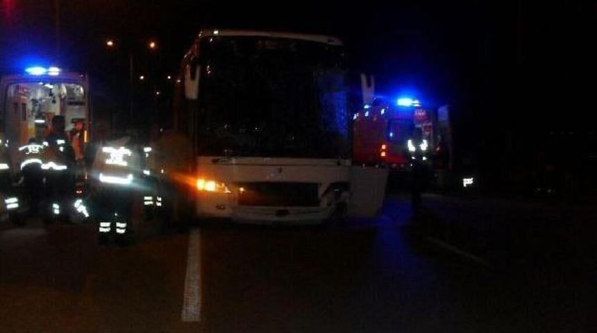 Belediye &Ccedil;alışanlarını Taşıyan Otob&uuml;s Kanala D&uuml;şt&uuml;: 11 Yaralı