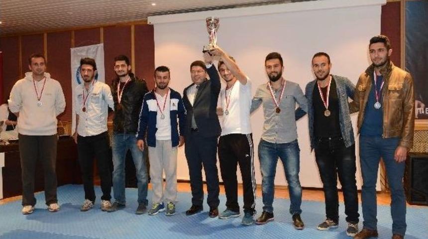 B&uuml; Şampiyonlarını &Ouml;d&uuml;llendirdi