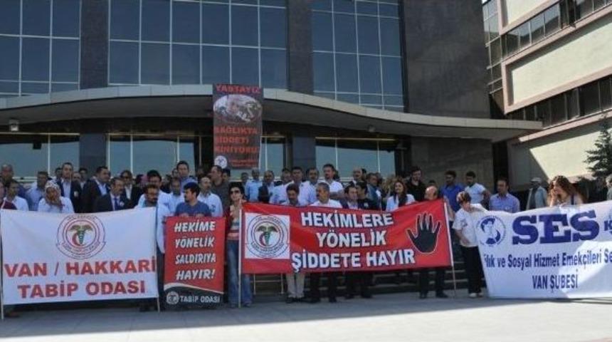 Sağlık &Ccedil;alışanları Endişeli