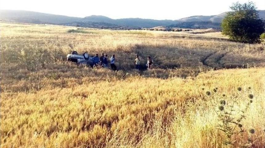 Adıyaman&rsquo;da D&ouml;rt Takla Atan Otomobil Tarlaya U&ccedil;tu