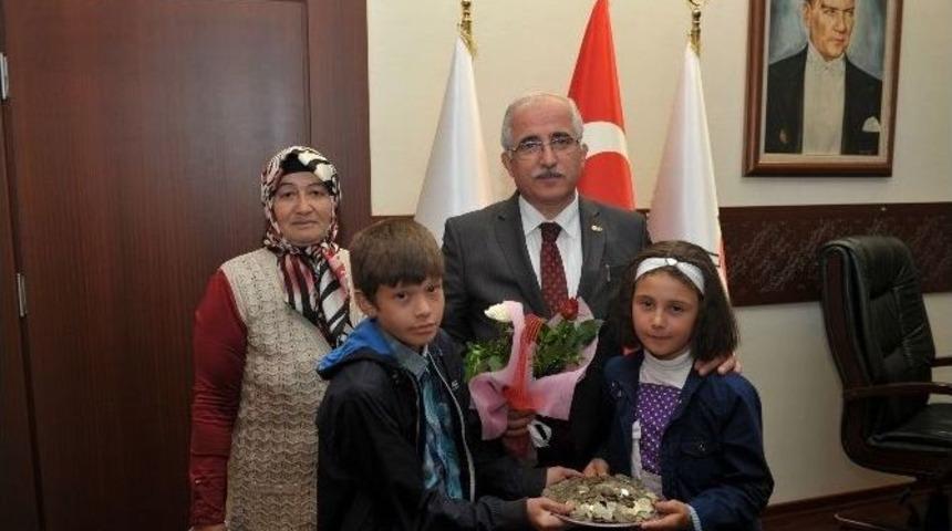 Okul Har&ccedil;lıklarını Camiye Bağışladılar