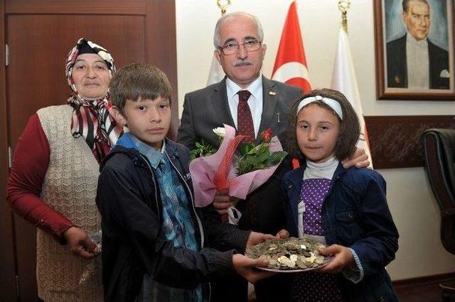 Okul Har&ccedil;lıklarını Camiye Bağışladılar 1