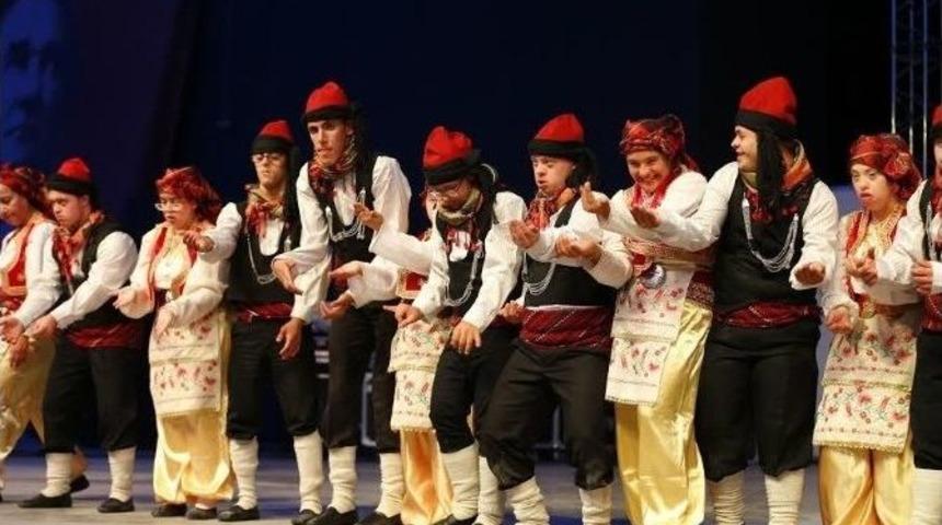 İzmir&rsquo;de Halk Oyunları R&uuml;zgarı