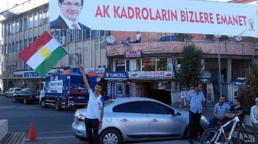 Diyarbakır'da Barzani'ye Bayraklı Destek