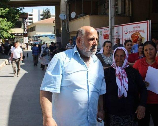 Sağlık Çalışanları Basın Açıklaması Ve Protesto Gösterileri Düzenliyor