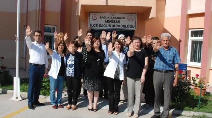 Manisa'da Sağlık&ccedil;ıların Eylemi Uzayınca Hastalar Tepki G&ouml;sterdi
