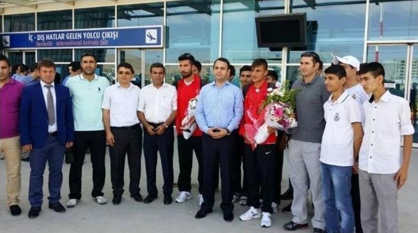 Mardinli Sporcuya Havaalanında Karşılama