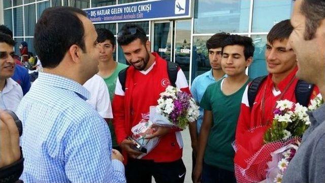 Mardinli Sporcuya Havaalanında Karşılama 2