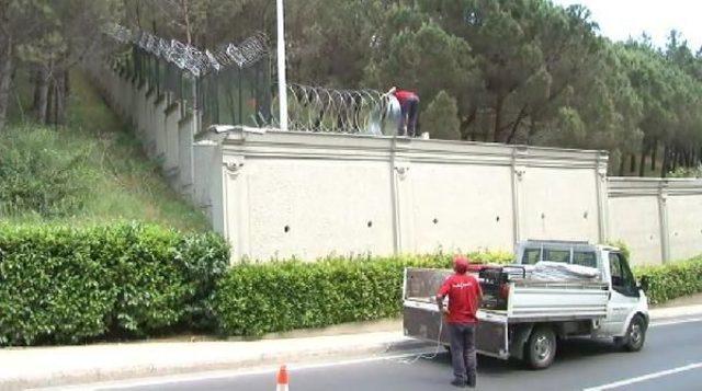 Tarabya Köşkü'nün Çevresindeki Duvarların Üstüne Dikenli Tel Örgü Çekildi