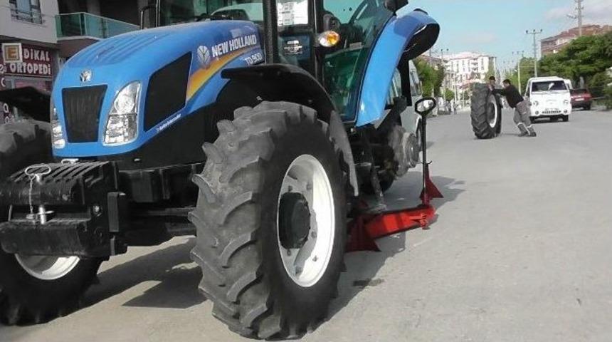 Seyir Halindeki Trakt&ouml;r&uuml;n Tekeri Yerinden &Ccedil;ıktı