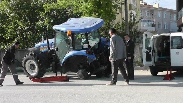 Seyir Halindeki Traktörün Tekeri Yerinden Çıktı