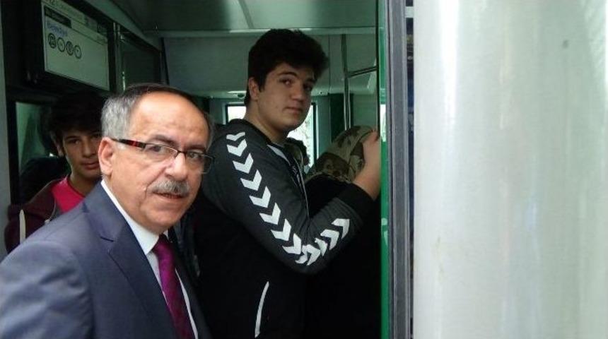 Mhp Milletvekili Tramvaya Bindi Se&ccedil;menden Destek İstedi