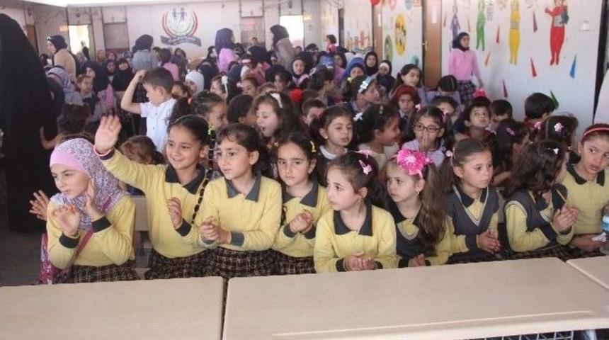 Suriyeli Yetim &Ccedil;ocukların Karne Sevinci