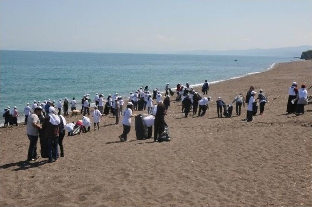Ak&ccedil;akoca&rsquo;da Gen&ccedil;ler Plajları Temizledi