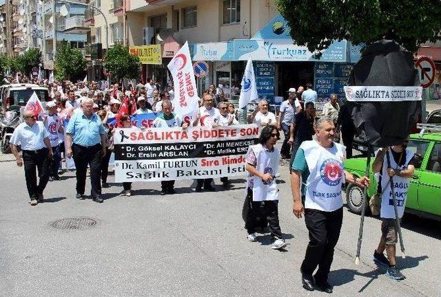 Aydın’da Hekimlerden Siyah Çelenkli Protesto