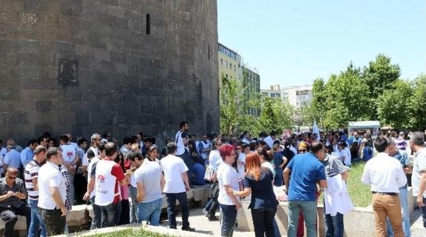 Diyarbakır&rsquo;da Sağlık&ccedil;ılar Samsun&rsquo;da &Ouml;ld&uuml;r&uuml;len Doktor İ&ccedil;in Y&uuml;r&uuml;d&uuml;