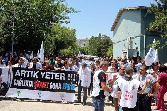 Diyarbakır’da Sağlıkçılar Samsun’da Öldürülen Doktor İçin Yürüdü