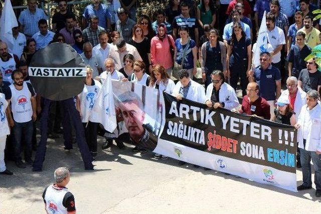 Diyarbakır’da Sağlıkçılar Samsun’da Öldürülen Doktor İçin Yürüdü