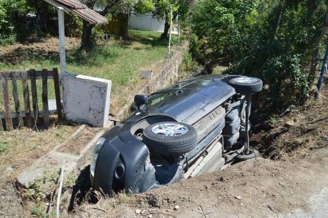 Kanala Devrilen Otomobilde Can Pazarı