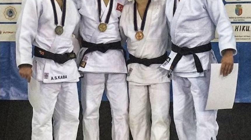 B&uuml;y&uuml;kşehirli Bekir &Ouml;zl&uuml;, Romanya&rsquo;dan Altınla D&ouml;nd&uuml;