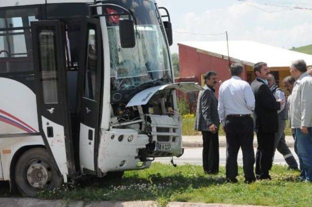 Sivas'ta Halk Otobüsü Otomobile Çarptı: 1 Ölü, 6 Yaralı