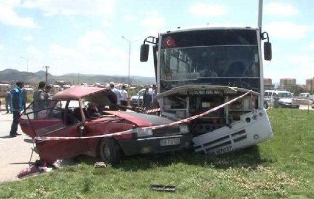 Sivas'ta Halk Otobüsü Otomobile Çarptı: 1 Ölü, 6 Yaralı