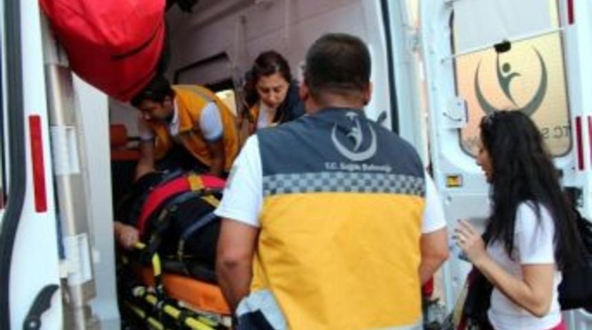 Yolun Karşısına Ge&ccedil;meye &Ccedil;alışan Kadına Otomobil &Ccedil;arptı