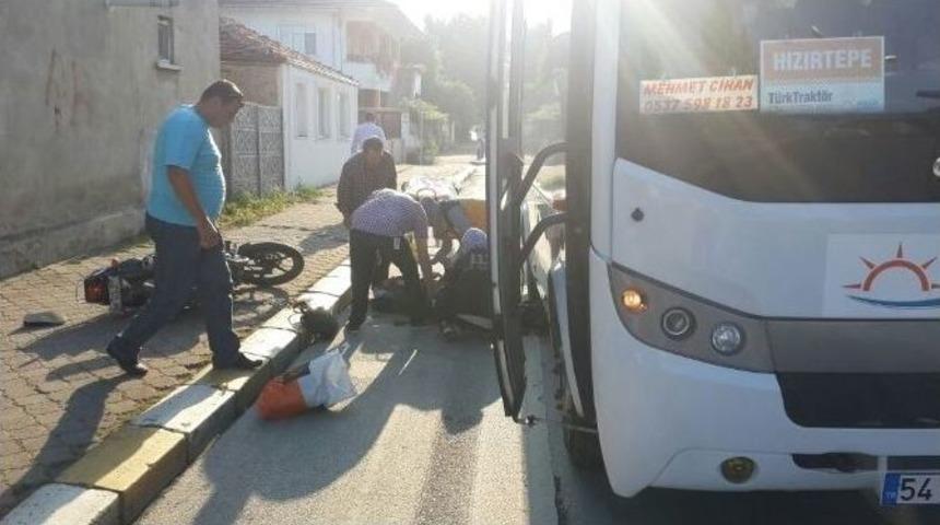 Servis Midib&uuml;s&uuml;yle Motosiklet &Ccedil;arpıştı: 1 Yaralı