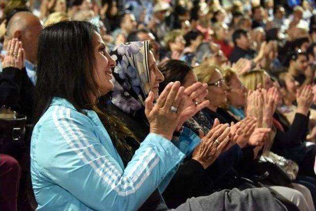 Asev Korosu Ayakta Alkışlandı